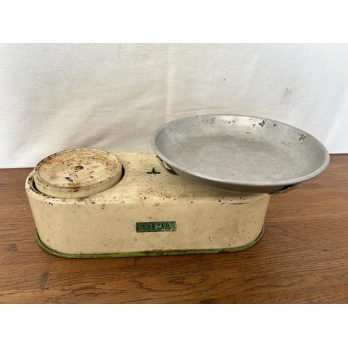 260 - Vintage Harper England Shop Scales