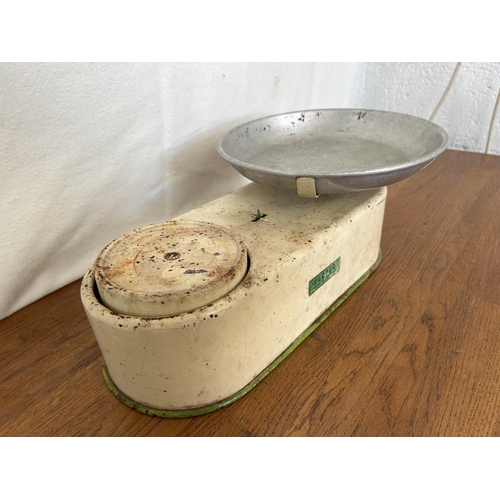 260 - Vintage Harper England Shop Scales