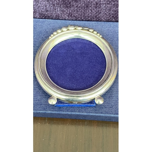 127 - Small Silver 925 Round Photo Frame (10cm Diameter)