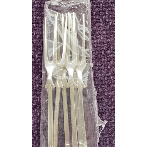 202 - Silver 800 Sweet Forks with Grapes Pattern (71gr)