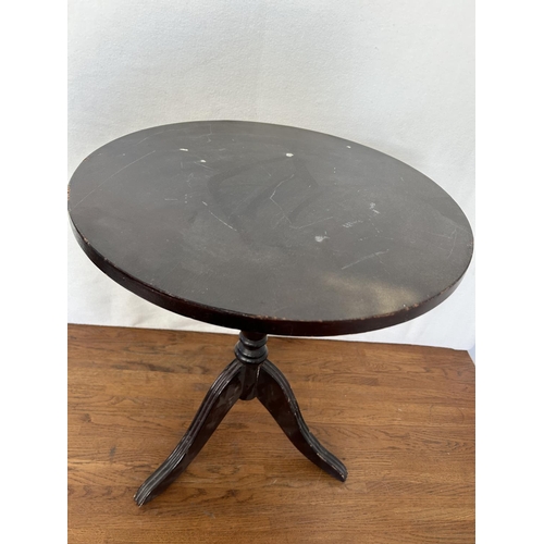 481 - Vintage Wooden Tuned Legs Circular Side Table