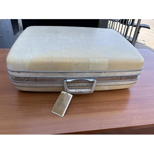 503 - Vintage Large White Samsonite Hard Shell Travel Suitcase