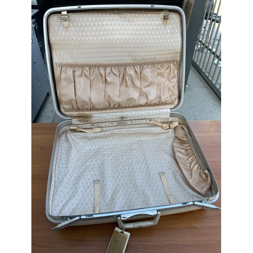 503 - Vintage Large White Samsonite Hard Shell Travel Suitcase