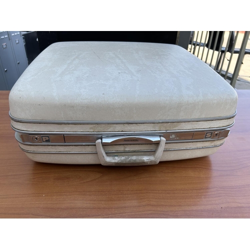 504 - Vintage White Samsonite Hard Shell Travel Suitcase