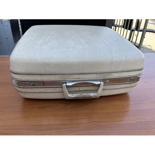 504 - Vintage White Samsonite Hard Shell Travel Suitcase