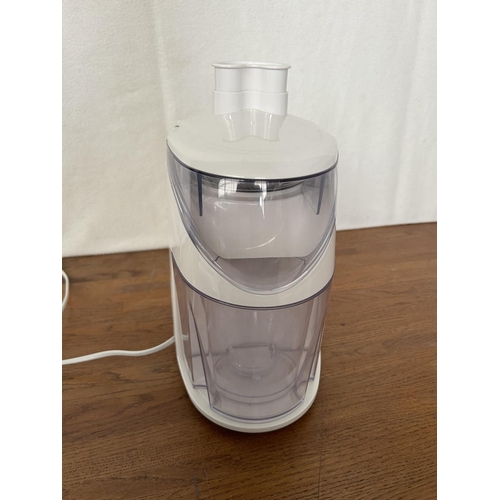 556 - Black & Decker Fruit Juicer