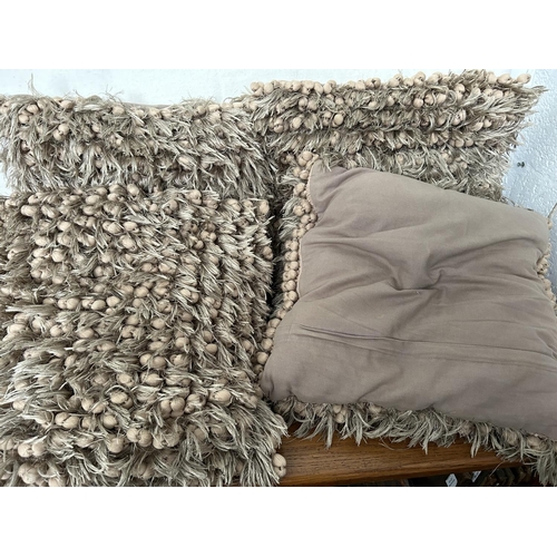 558 - x6 Sofa Throw Cushions