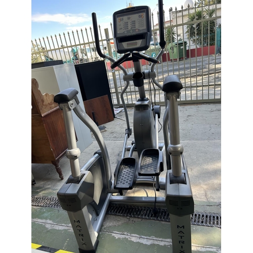 10 - Matrix Fitness Elliptical (Electronic Board Needs Attention) - Code AM6870R