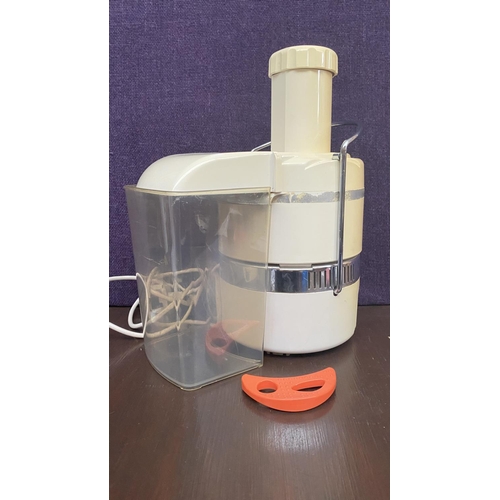 304 - Jack Lalanne's Power Juicer/Juice Extractor Machine