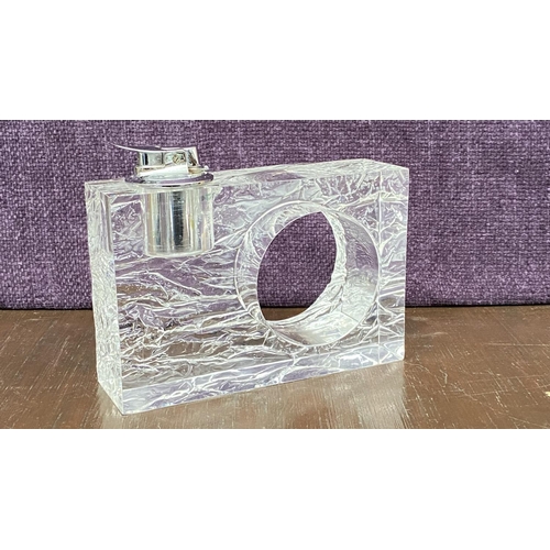 261 - Vintage 1970's Gizzini Plexiglass Ronson Table Lighter (18 x 12cm)