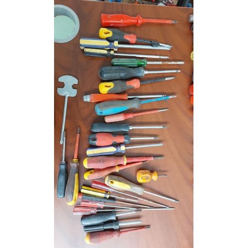 436 - Job Lot of 59 Screwdrivers of Different Types