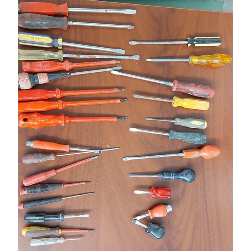 436 - Job Lot of 59 Screwdrivers of Different Types