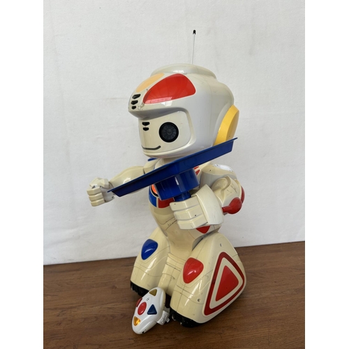 100 - Giochi Preziozi France Battery Operated Robot with Remote