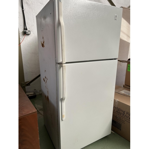 175 - General Electric TBG18JADRWW 2-Door Fridge-Freezer (A/F - For Parts Only) - Code AM6955W