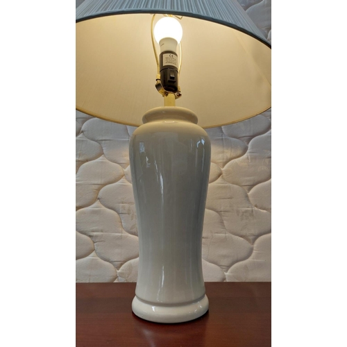 41 - American White Living Room Ceramic Table Lamp - Code AM7028U