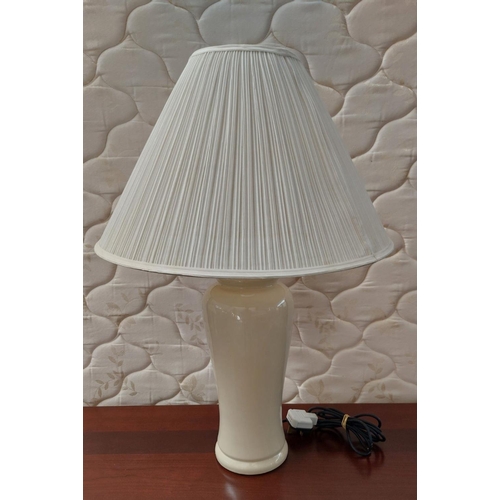 41 - American White Living Room Ceramic Table Lamp - Code AM7028U