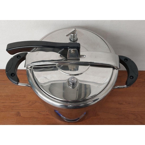 91 - Giorinox Stainless Steel 18/10 Pressure Cooker Made in Italy (22cm Diameter)