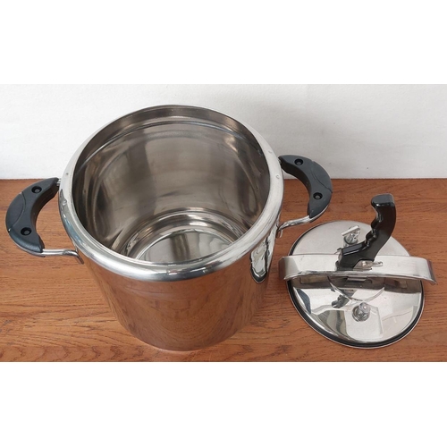 91 - Giorinox Stainless Steel 18/10 Pressure Cooker Made in Italy (22cm Diameter)