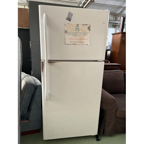 421 - General Electric GTE18HBWWW 2-Door Fridge-Freezer (A/F - Needs Cleaning) - Code AM7114E