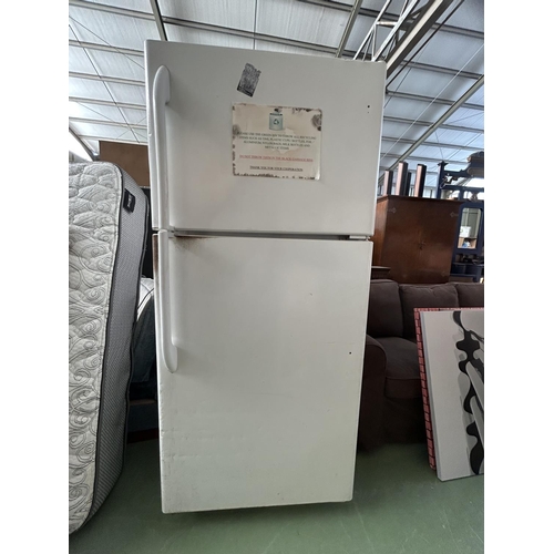 421 - General Electric GTE18HBWWW 2-Door Fridge-Freezer (A/F - Needs Cleaning) - Code AM7114E