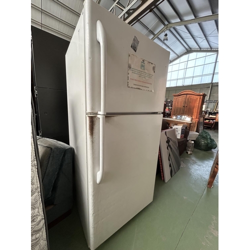 421 - General Electric GTE18HBWWW 2-Door Fridge-Freezer (A/F - Needs Cleaning) - Code AM7114E