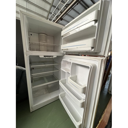 421 - General Electric GTE18HBWWW 2-Door Fridge-Freezer (A/F - Needs Cleaning) - Code AM7114E