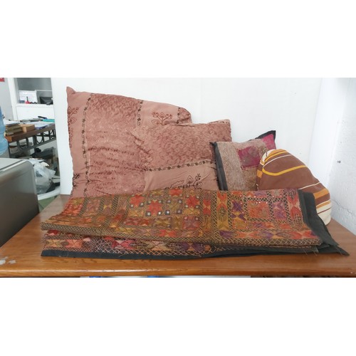 460 - Indian Bedspread (185 x 210cm) and x4 Matching Cushions