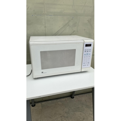 40 - White Westinghouse Large Microwave Oven Model KM95VW - Code AM7134A