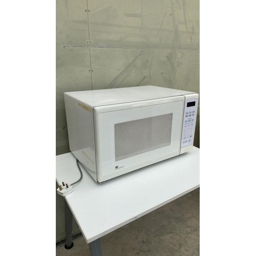 40 - White Westinghouse Large Microwave Oven Model KM95VW - Code AM7134A