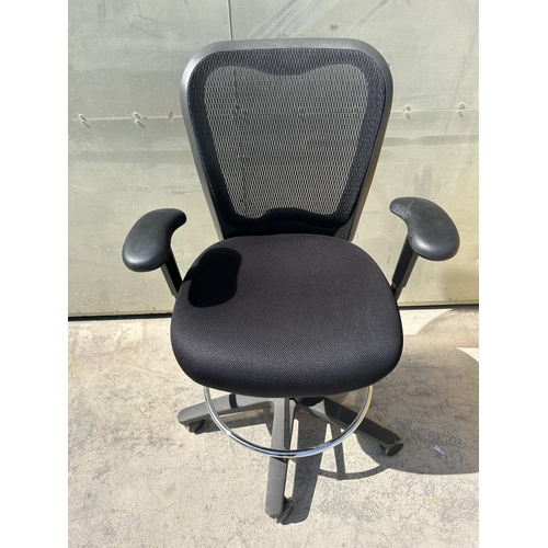 46 - Black Swivel Office Chair - Code N/A