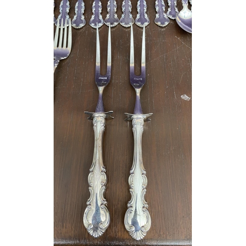 12 - Wallace Silversmiths 56-Piece Flatware Cutlery Set Incl. Meat Serving Fork, Salad Spoons, Pierced Se... 