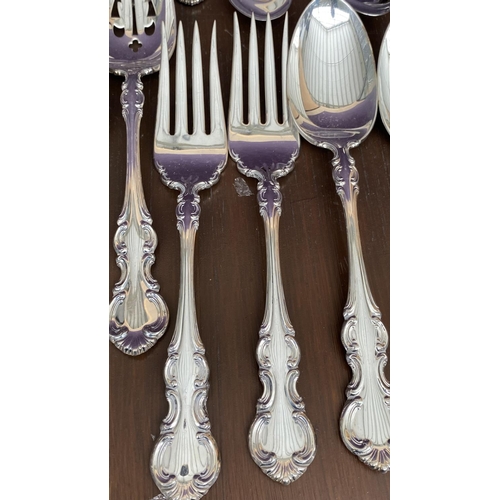 12 - Wallace Silversmiths 56-Piece Flatware Cutlery Set Incl. Meat Serving Fork, Salad Spoons, Pierced Se... 