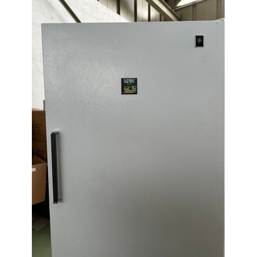 34 - Large General Electric Model FP21DSDRWH Upright Freezer (Needs Cleaning) - Code AM7133Y)