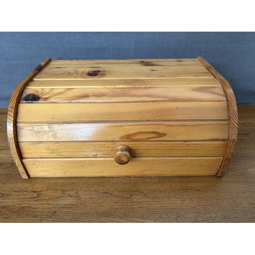 402 - Wooden Country Style Bread Bin