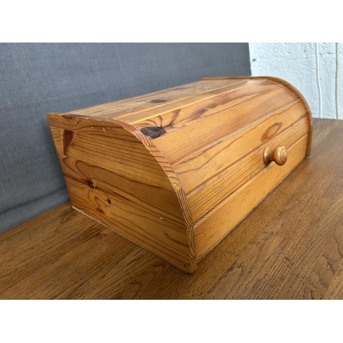 402 - Wooden Country Style Bread Bin
