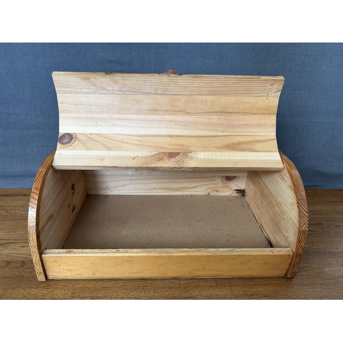 402 - Wooden Country Style Bread Bin