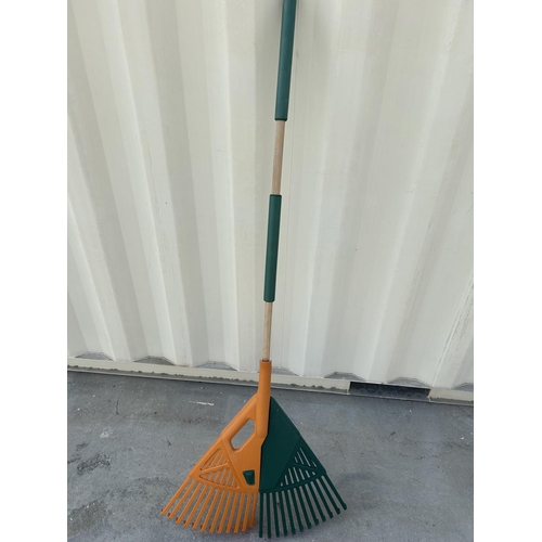 142 - T-Rex Garden Leaf Rake (Unused)