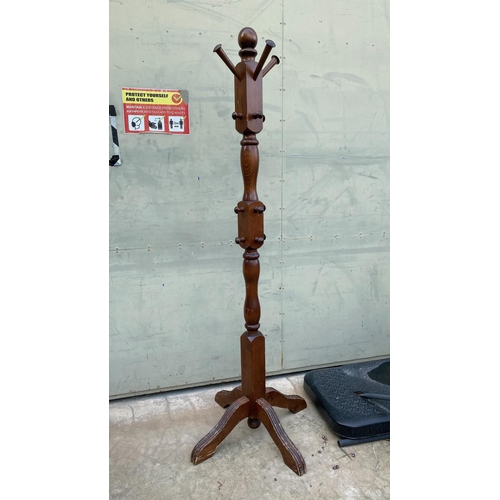 400 - Vintage Style Solid Wood Coat Stand/Hat Rack/Hall Tree (A/F - x1 Hook Missing from Top Section as Ph... 