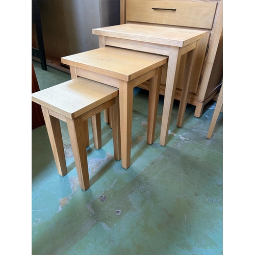 18 - Drexel Heritage Nest of 3 Wooden Tables in Light Blond Finish Made in USA - Code AM7162R