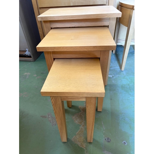 18 - Drexel Heritage Nest of 3 Wooden Tables in Light Blond Finish Made in USA - Code AM7162R