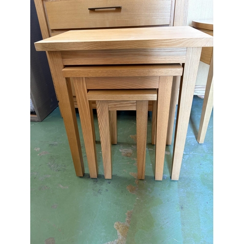 18 - Drexel Heritage Nest of 3 Wooden Tables in Light Blond Finish Made in USA - Code AM7162R