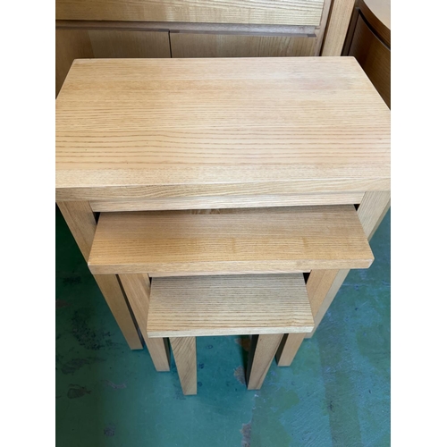 18 - Drexel Heritage Nest of 3 Wooden Tables in Light Blond Finish Made in USA - Code AM7162R