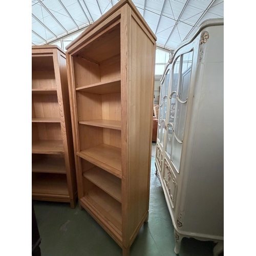 25 - Thomasville Furniture USA Contemporary Collection Light Blonde Finish 5-Shelve Bookcase (76 W. x 40 ... 