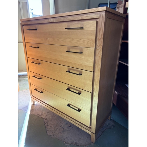 31 - Drexel Heritage USA Chest of 5 Drawers/Dresser in Light Blonde Finish  (117 W. x 49 D. x 128cm H.) -... 