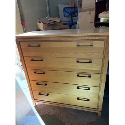 31 - Drexel Heritage USA Chest of 5 Drawers/Dresser in Light Blonde Finish  (117 W. x 49 D. x 128cm H.) -... 
