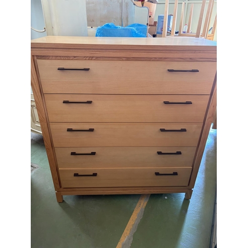 33 - Drexel Heritage USA Chest of 5 Drawers/Dresser in Light Blonde Finish  (117 W. x 49 D. x 128cm H.) -... 
