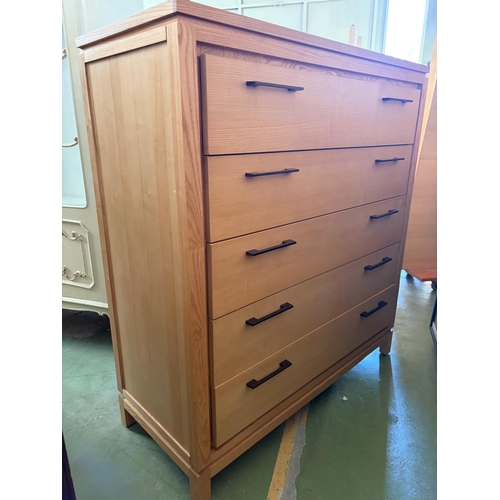 33 - Drexel Heritage USA Chest of 5 Drawers/Dresser in Light Blonde Finish  (117 W. x 49 D. x 128cm H.) -... 