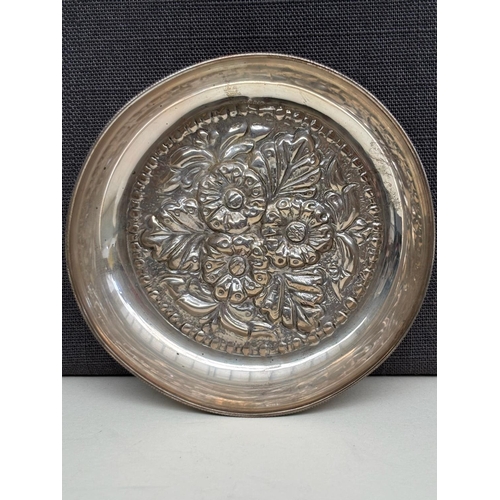 11 - Small Embossed Silver 830 Decorative Dish (28gr - 9cm Diameter)