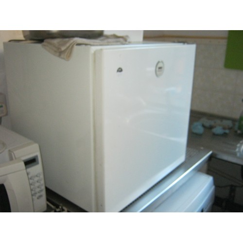 204 - A Zanussi Desktop/Countertop Fridge, White