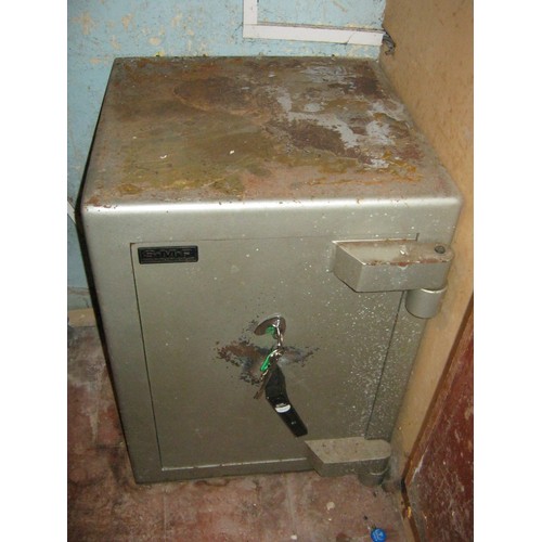 228 - A vintage SMP Safe Made in Telford with Keys, 25